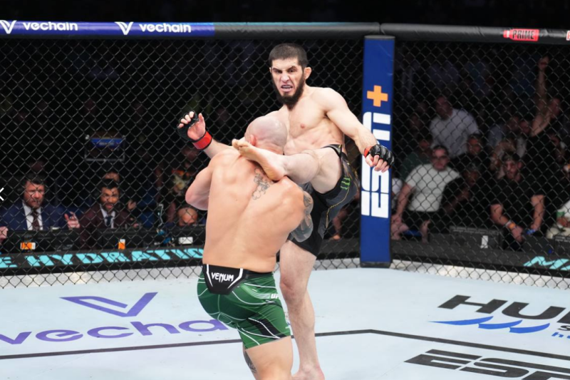 Махачев победил Волкановски в тяжелом противостоянии